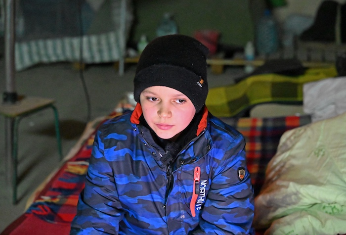 ウクライナ・ハルキウの地下駐車場で家族と避難生活を送るダニエルさん（2022年4月24日撮影）。(c)SERGEY BOBOK / AFP
