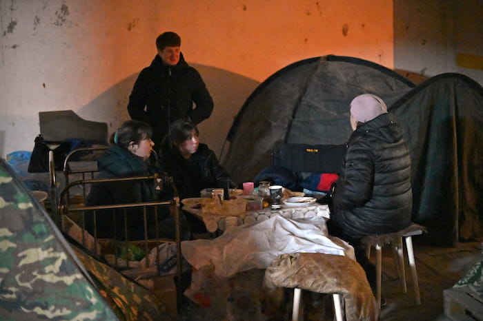ウクライナ・ハルキウの地下駐車場で避難生活を送る人々（2022年4月24日撮影）。(c)SERGEY BOBOK / AFP