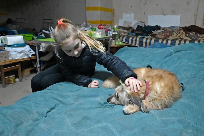 ウクライナ・ハルキウの地下駐車場で家族と避難生活を送るリリアさん（2022年4月24日撮影）。(c)SERGEY BOBOK / AFP