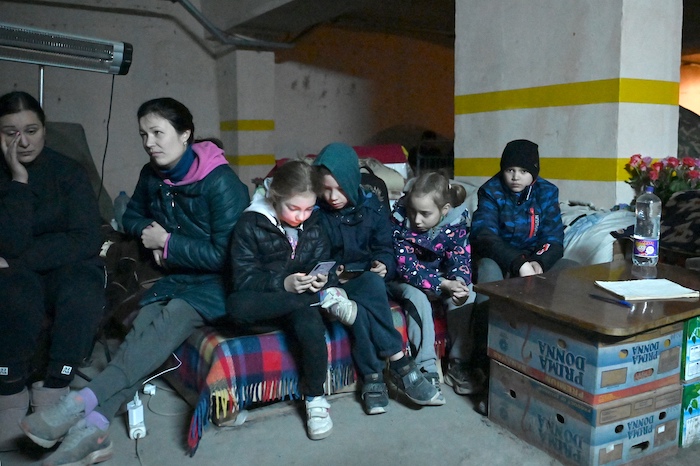 ウクライナ・ハルキウの地下駐車場で避難生活を送る人々（2022年4月23日撮影）。(c)SERGEY BOBOK / AFP