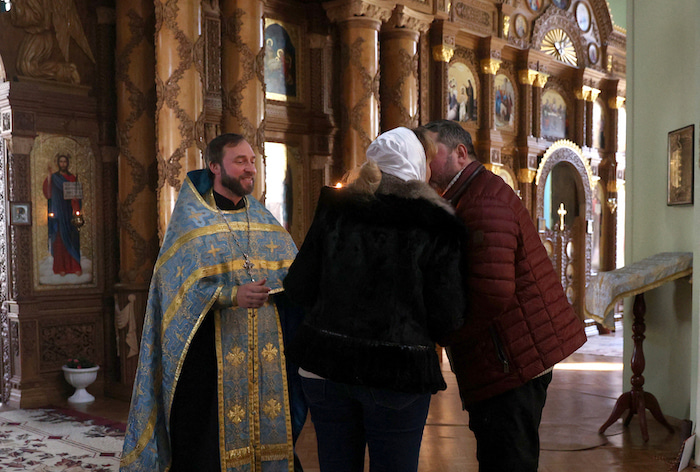ウクライナ・ヘルソンの大聖堂で結婚式を挙げるクリボフさんとナタリアさん（2022年11月22日撮影）。(c)Anatolii Stepanov / AFP