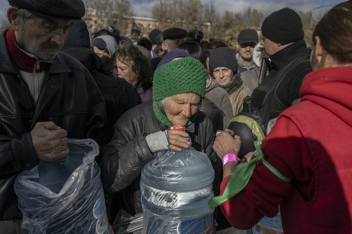 ウクライナ・ヘルソンで支援物資の配給に並ぶ人（2022年11月19日撮影）。(c)BULENT KILIC / AFPP