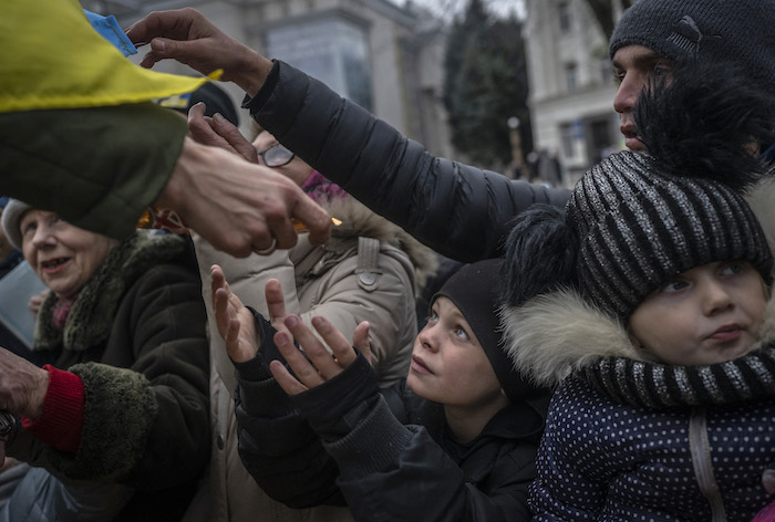 ウクライナ・ヘルソン中心部で、支援物資を受け取る人（2022年11月18日撮影）。(c)BULENT KILIC / AFP