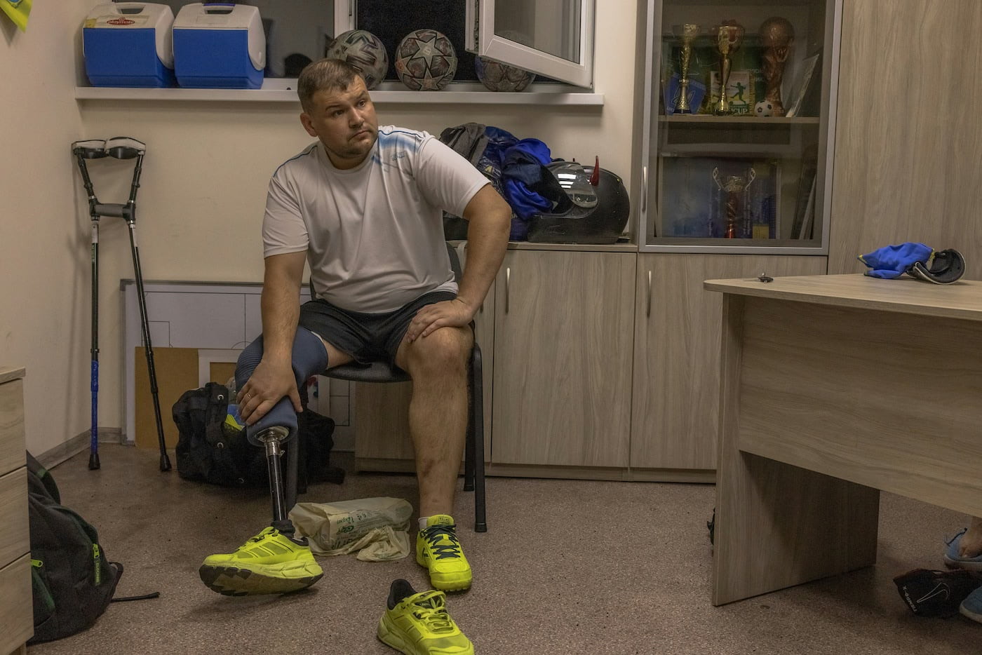 ウクライナの首都キーウのサッカー場の更衣室で練習の準備をする負傷兵のオレクサンドル・マルチェフスキーさん（2023年8月31日撮影）。(c)Roman PILIPEY / AFP