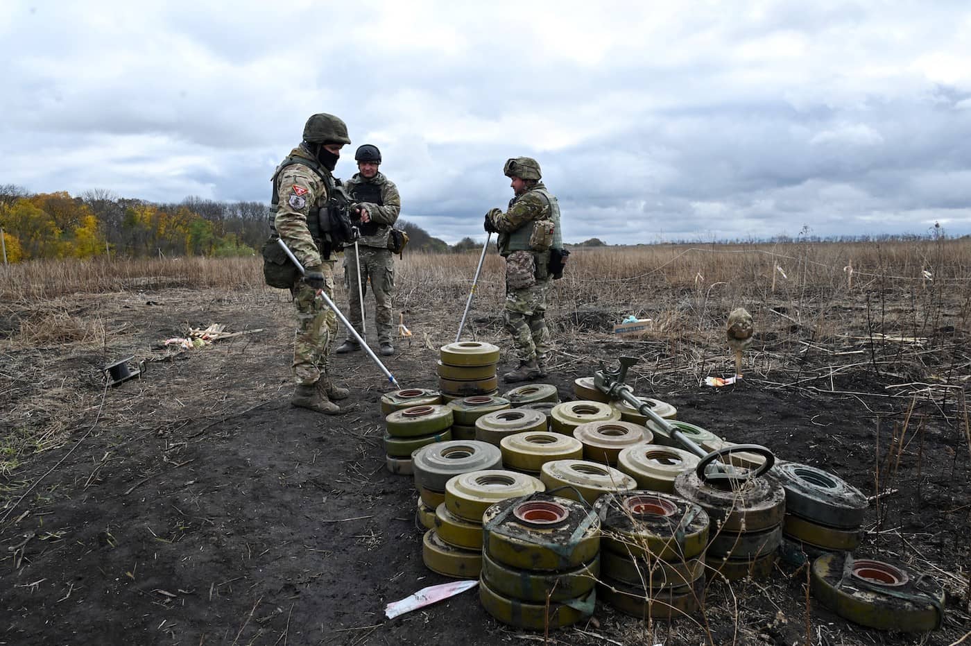 ウクライナ・ハルキウ州で作業に当たる警察の地雷除去班（2023年10月24日撮影）。(c)Sergey BOBOK / AFP