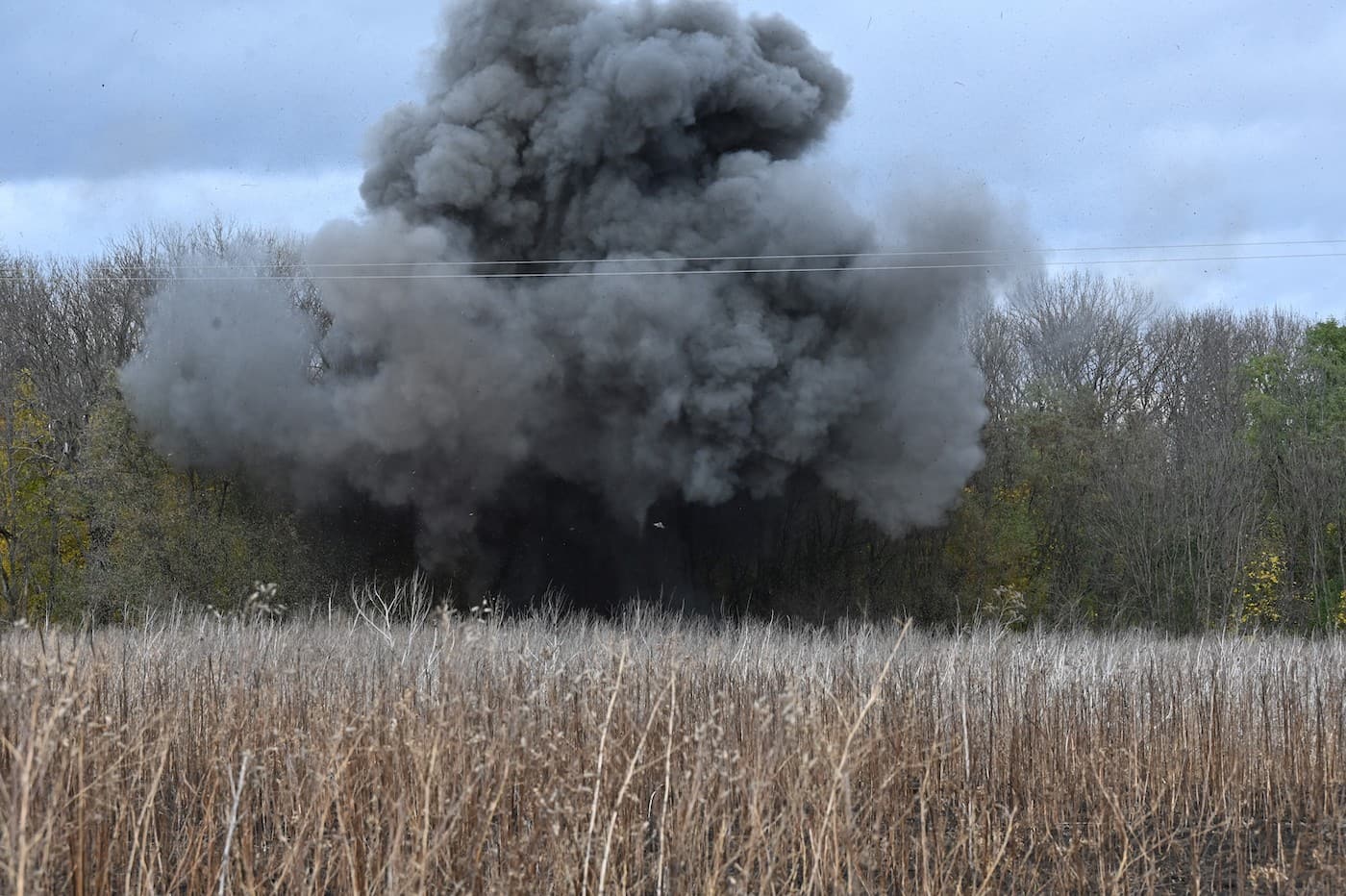 ウクライナ・ハルキウ州で行われた地雷の爆破処理（2023年10月24日撮影）。(c) Sergey　BOBOK / AFP
