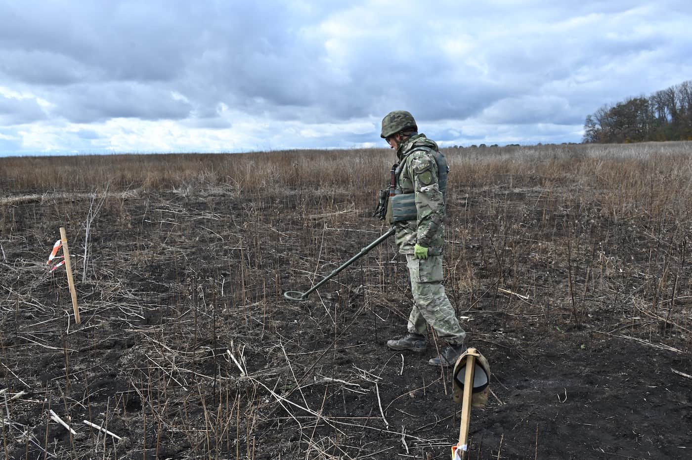 ウクライナ・ハルキウ州で地雷探知を行う警察官（2023年10月24日撮影）。(c)Sergey BOBOK / AFP