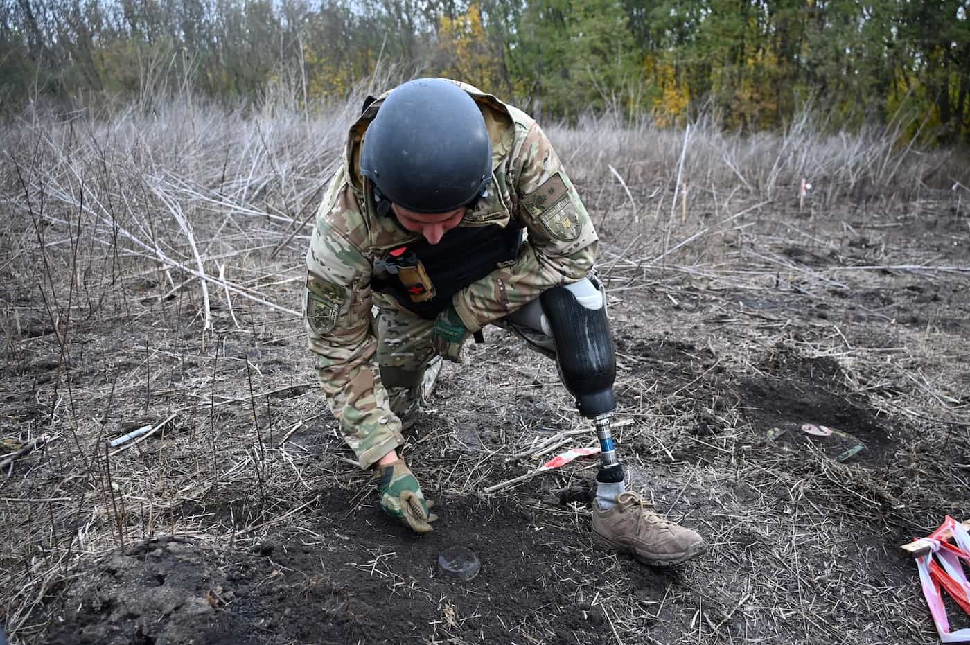 ウクライナ・ハルキウ州で地雷除去を行う警察官のアンドリー・イルキウさん（2023年10月24日撮影）。(c)Sergey BOBOK / AFP