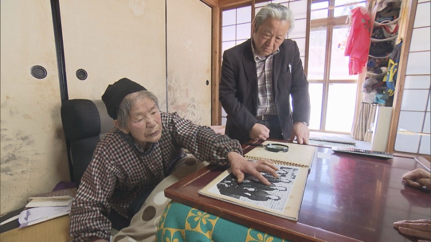 犠牲になった女性たちを指しながら「性接待」について語る佐藤ハルエさん