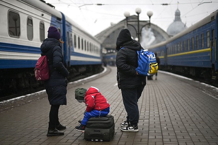 西部リヴィウからルーマニア行きの電車を待つ避難民の親子 ©GETTY IMAGES