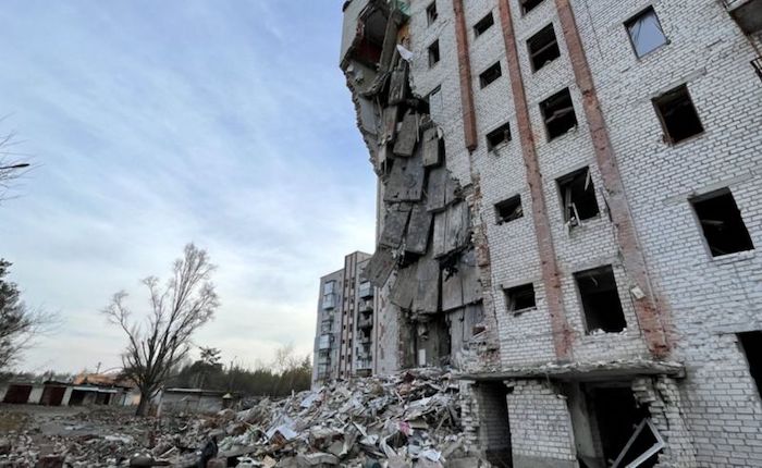 ロシアの攻撃により破壊されたリマンの集合住宅