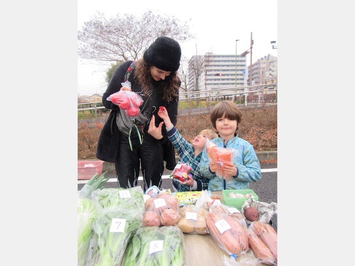 月に一度、地元農家がとれた野菜を贈り交流を深める＝鎌ケ谷市
