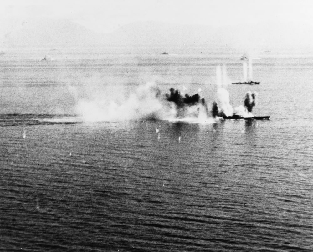 シブヤン海で攻撃を受ける戦艦「武蔵」（米・国立公文書館蔵）