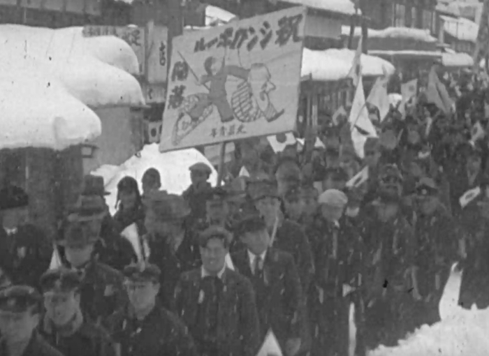 1942年2月、雪の中で行われたシンガポール陥落の祝賀行事