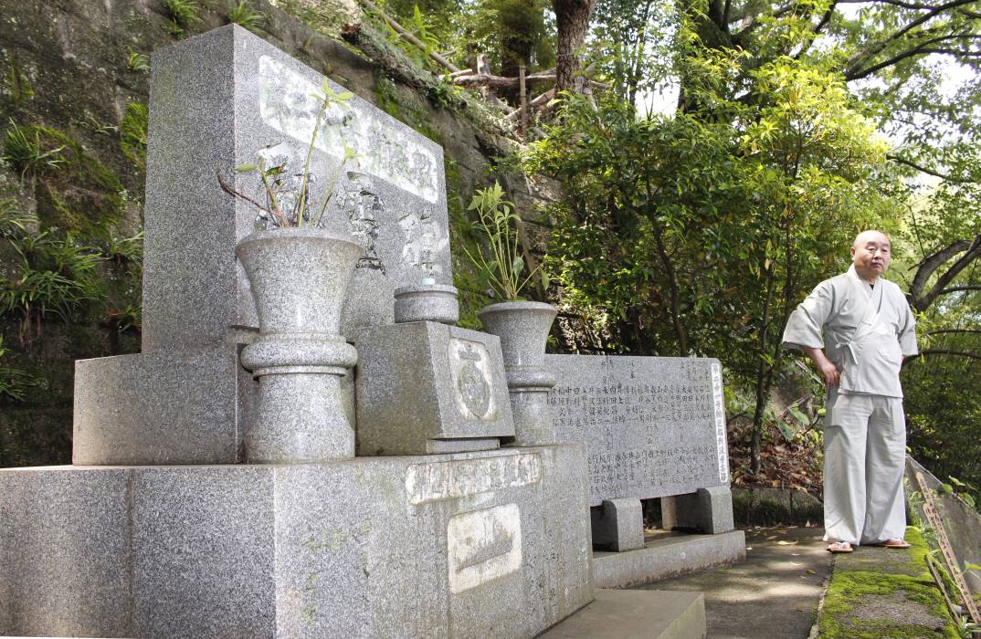 輸送艦乗組員の犠牲者の名を刻んだ慰霊碑。加藤正法住職は「十数年前まで戦友が清掃に訪れていた」と振り返る