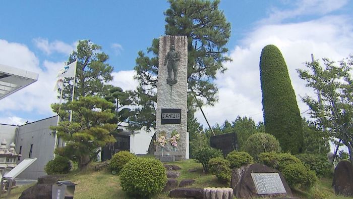 南九州の地から東を向く特攻隊員が彫られた慰霊碑