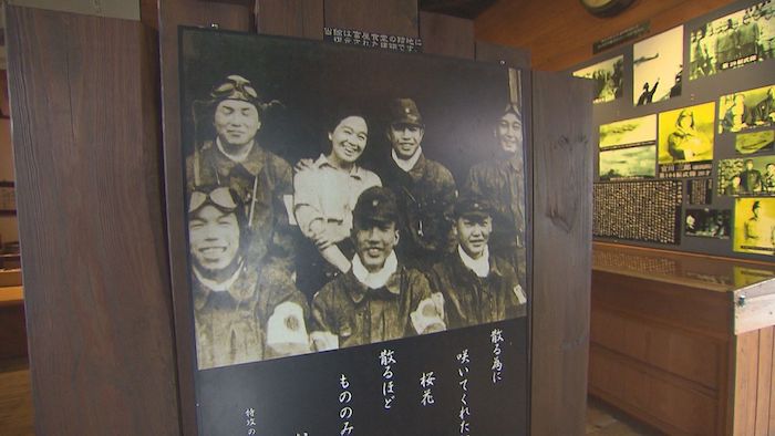 戦時下の鳥濱トメさんと特攻兵士の写真