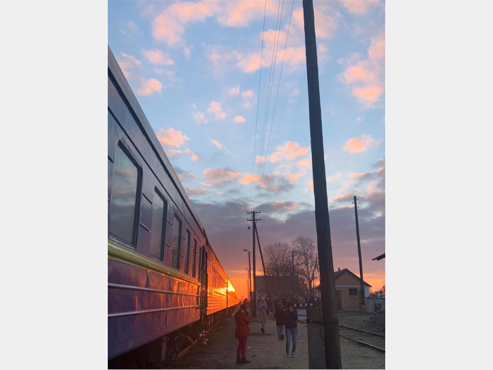 ウクライナ国境近くの村リュボームリの空＝アニャさん撮影