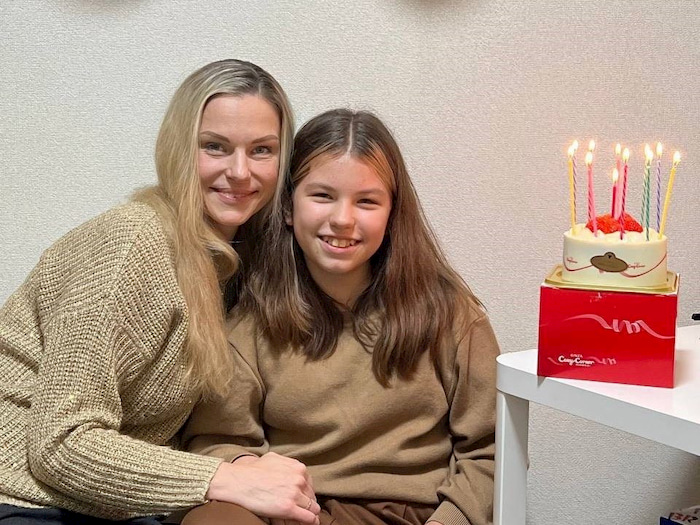 2022年11月30日、自宅で娘のマリアさん（右）の11歳の誕生日を祝福＝タマラ・バルビンスカさん提供