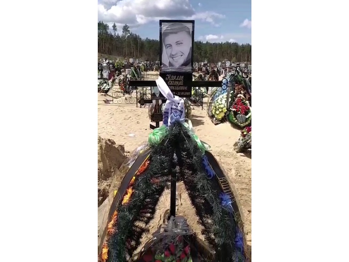 ロシア兵に殺害された元夫エフゲニー・カルロフさんのお墓＝タマラ・バルビンスカさん提供