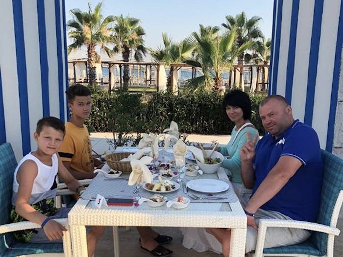 旅行が好きだというダニールさんたち家族。2019年7月にトルコ南部のアンタルヤを旅行したときの家族写真＝本人提供