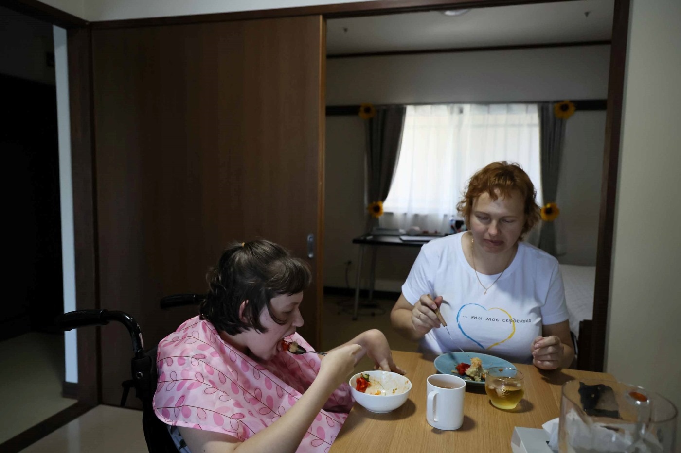 避難先の市営住宅で、食事をとる（左から）マルタ・イバシェンコさんと母マリナさん＝静岡県御殿場市で2022年9月11日