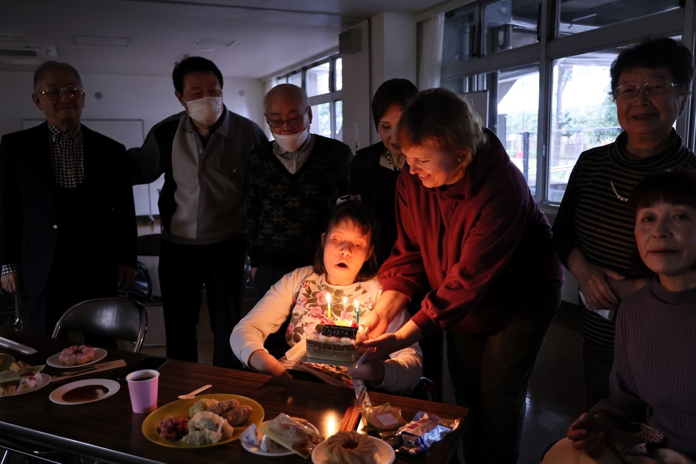 21歳の誕生日を車いすダンスの仲間と祝うマルタ・イバシェンコさん（中央）＝東京都港区で2023年1月23日