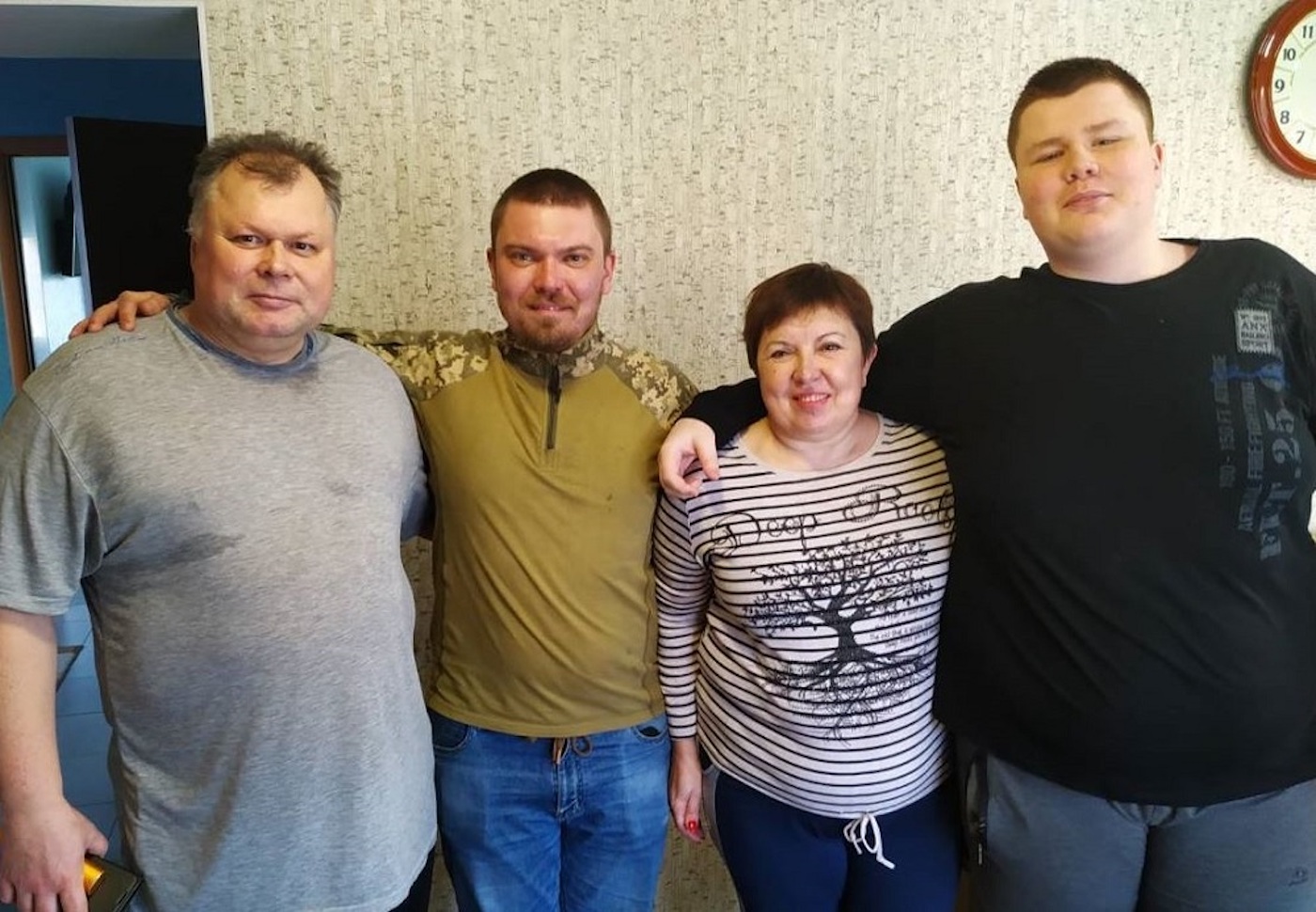 エゴール（右）とウクライナに残る家族。兵士の兄イルヤさん（左から２番目）の言葉は日本での生活を支える（本人提供）