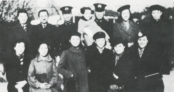 海軍特攻慰問に訪れた中村さん（上段中央）