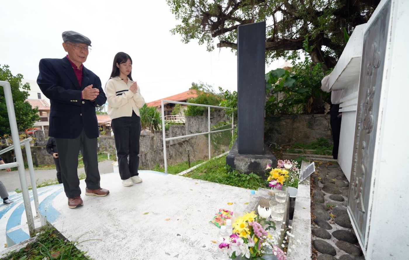 対馬丸に乗り、命を落とした犠牲者に手を合わせる照屋恒さん（左）と、上原一路さん＝2024年2月26日、那覇市若狭・小桜の塔（古謝克公撮影） 