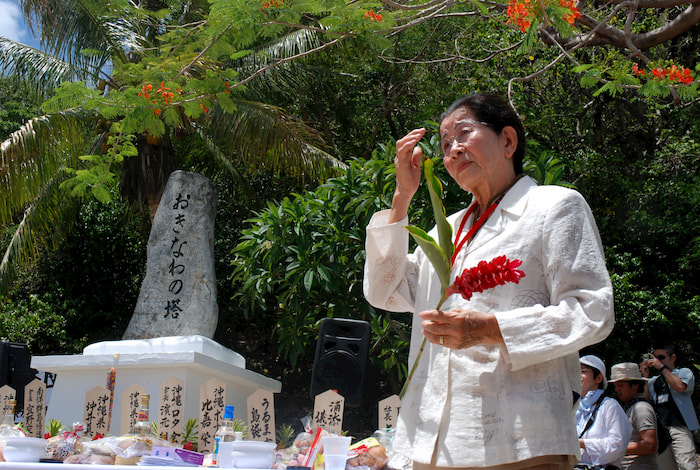 島北部にある慰霊碑「おきなわの塔」で行われる慰霊祭に参加する横田チヨ子さん＝2009年、サイパン