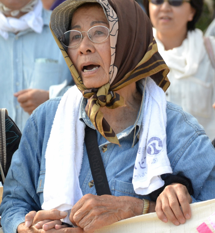 新基地建設に反対する県民集会で、抗議の声を上げる横田チヨ子さん＝2014年9月、名護市辺野古