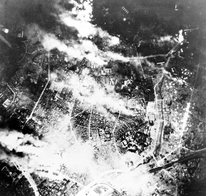 1945年5月25日、炎に包まれる東京。中央は現在の渋谷区広尾付近（米軍撮影）
