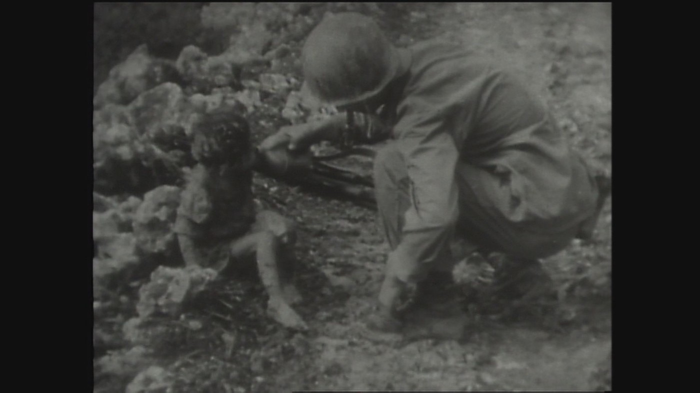 震える少女の映像