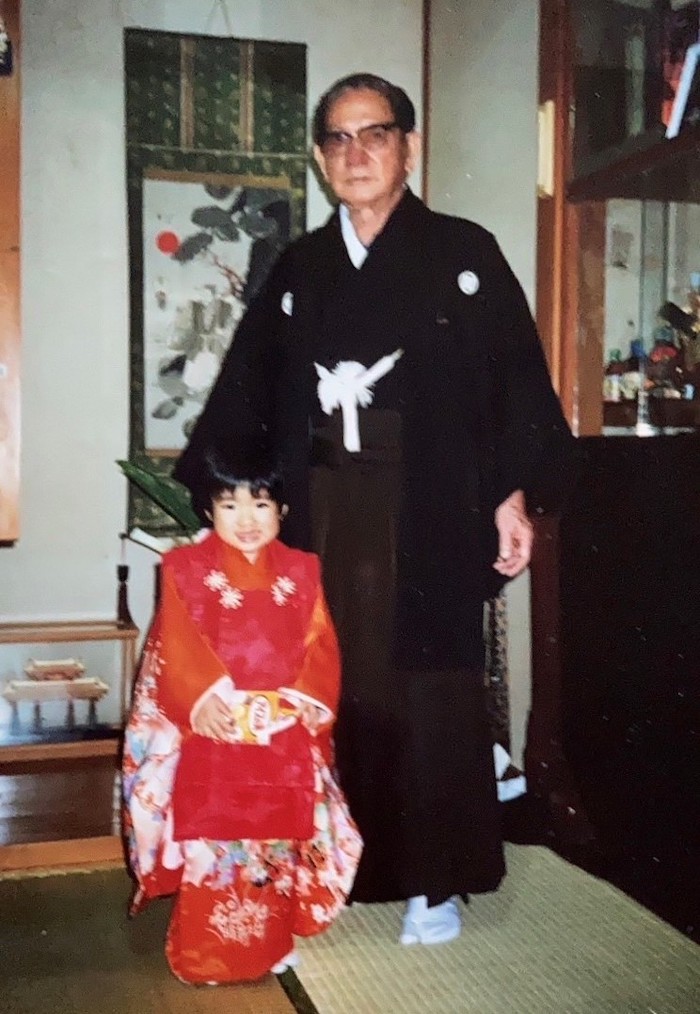 母方の祖父、福原兼吉さんと3歳ごろのAwichさん（Awichさん提供）
