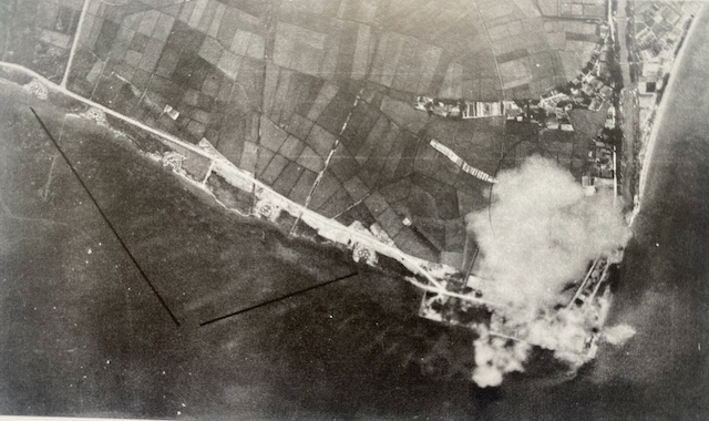 空襲を受ける島根県松江市玉湯町の水上機基地　（1945年7月28日 米軍撮影）