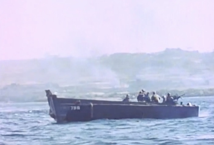 沖縄本島に向かう米軍上陸用舟艇