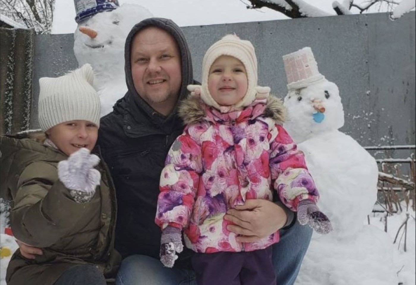 アンナさん撮影 雪だるまを作る夫アンドリーさんと子供たち