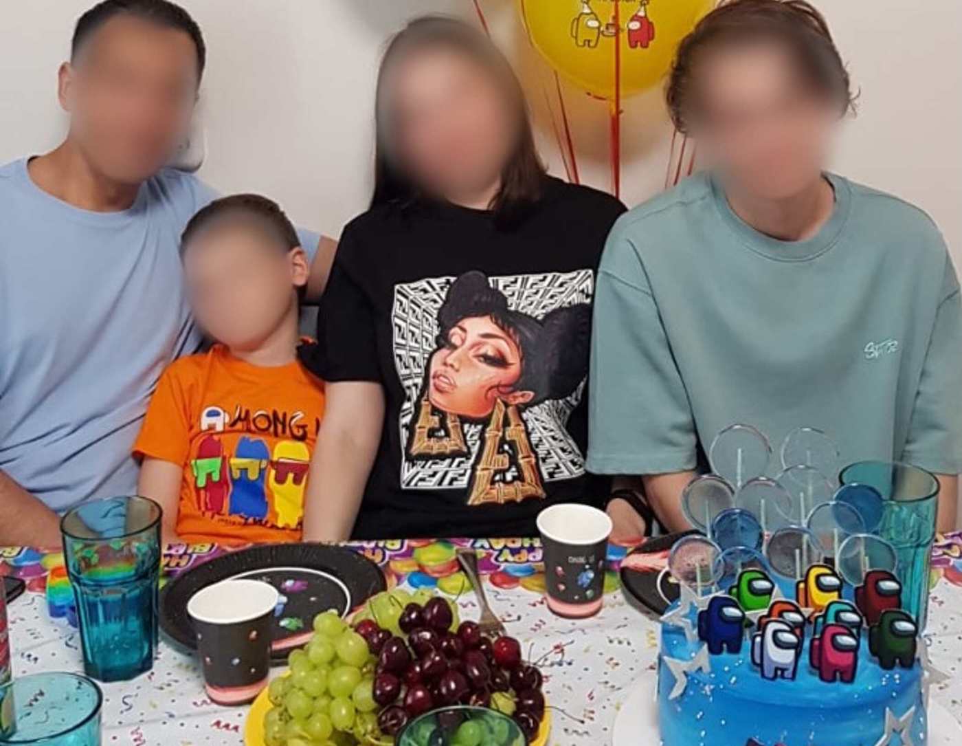 次男の誕生日を祝う夫（左端）とエレナさん（右から2人目）。家族の日常が戻ることを願っている