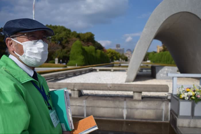 平和記念公園内を案内するピースボランティアの多賀俊介さん。ヒロシマピースボランティアは10時半～15時半の間、広島平和記念資料館で活動しています（2021年11月、水野梓撮影）