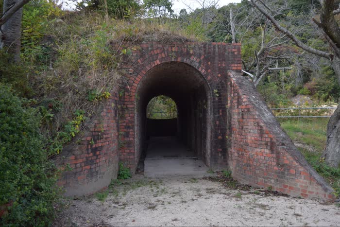 似島のフェリーの船着き場そばにある〝戦跡〟。古そうですが一見しても何のトンネルか分かりません。「弾薬庫」に通じていた通用トンネルの跡だといいます（2021年11月、水野梓撮影）
