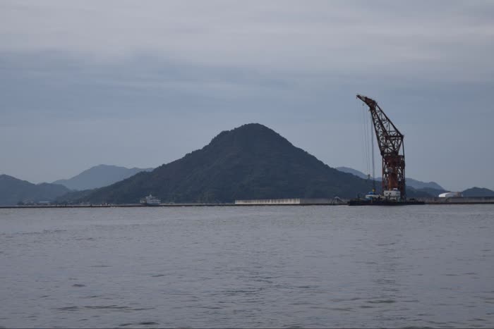 広島港から眺める似島。「富士に似た島」として「似島」と呼ばれたともされる安芸小富士が見えます（2021年11月、水野梓撮影）