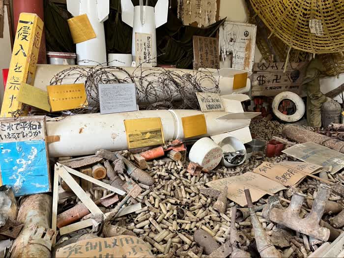 戦中や戦後の住民・米軍の服、生活用品、薬莢（やっきょう）などが展示されているヌチドゥタカラの家。阿波根さんの録音解説も聞けます＝2022年3月、水野梓撮影