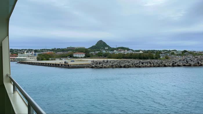 近づいてきた伊江島。城山を除くとほぼ平らな地形です＝2022年3月、水野梓撮影
