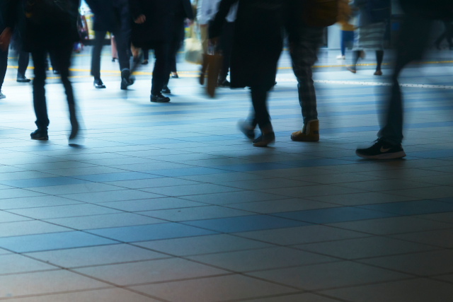 長く新卒一括採用、終身雇用を採用してきた日本では、新卒で正社員になれず非正規や無職のままという人も少なくない(写真:アフロ)