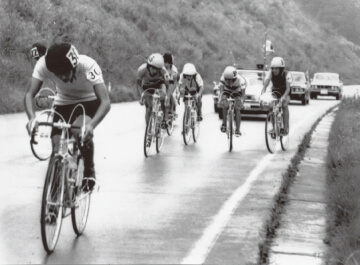 写真：1972年9月9日の第1回三笠宮杯東北自転車競技選手権大会で難関のいわき市長沢峠を力走する選手たち