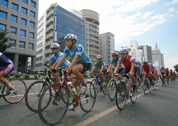 写真：2005年8月14日のツールドとうほく最終ステージのパレード走行で、仙台市中心部を走る選手たち