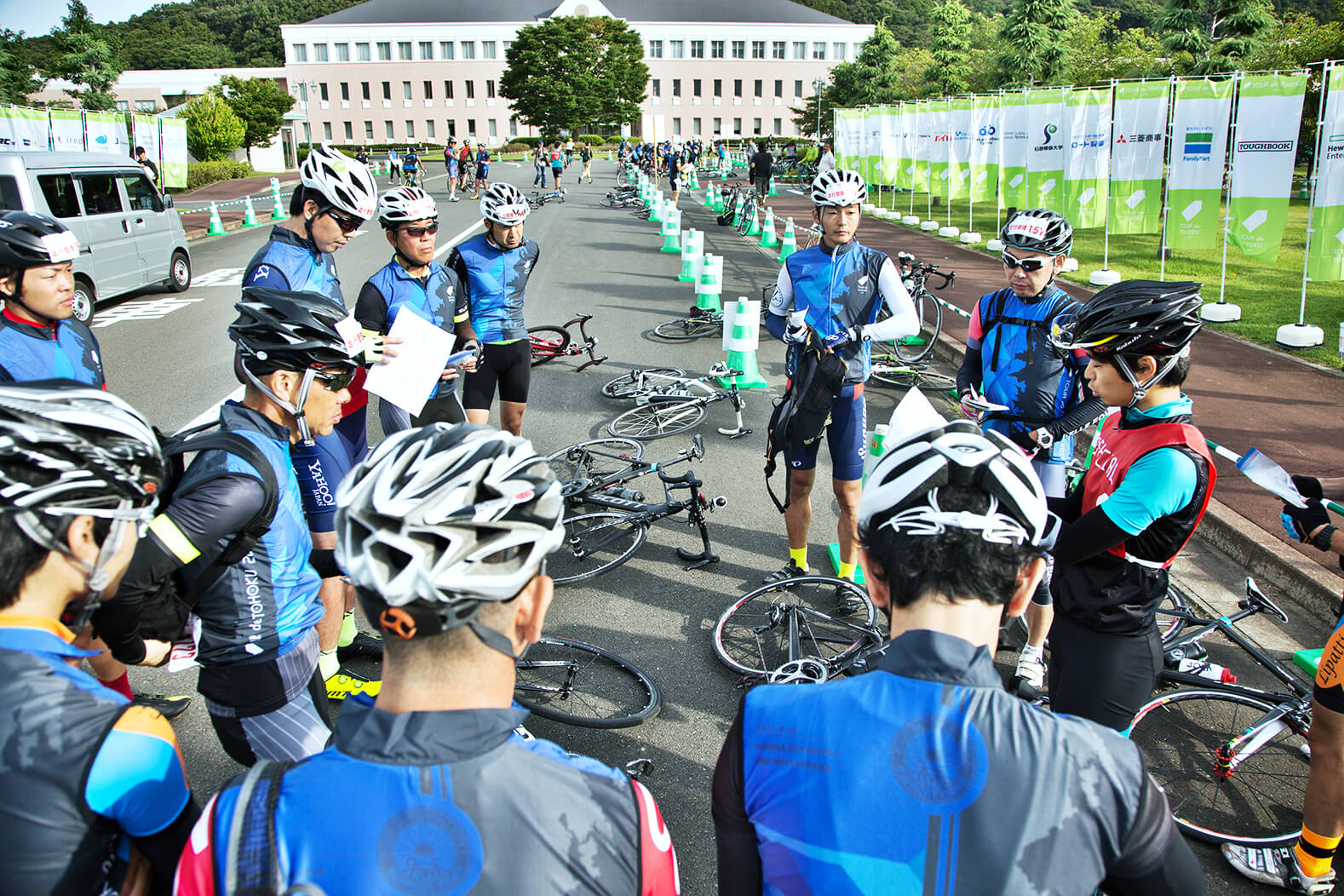 大会当日の走行管理ライダーの業務風景