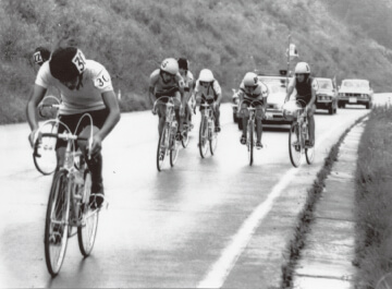 写真:1972年9月9日の第1回三笠宮杯東北自転車競技選手権大会で難関のいわき市長沢峠を力走する選手たち