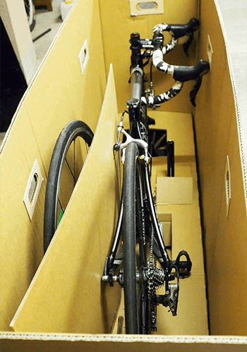 自転車を梱包した写真